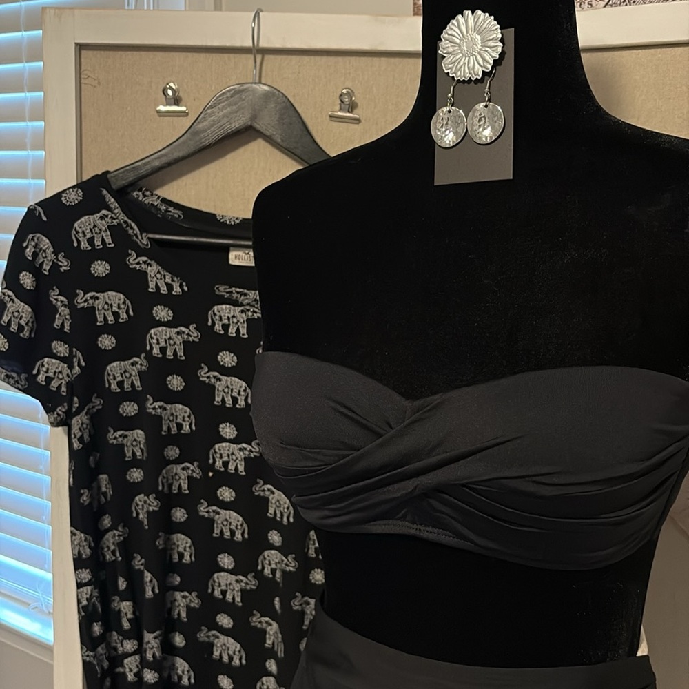 🛍️B2G1 FREE🛍️4 Piece Set: NWT earrings, Hollister top, Bikini top & bottom
